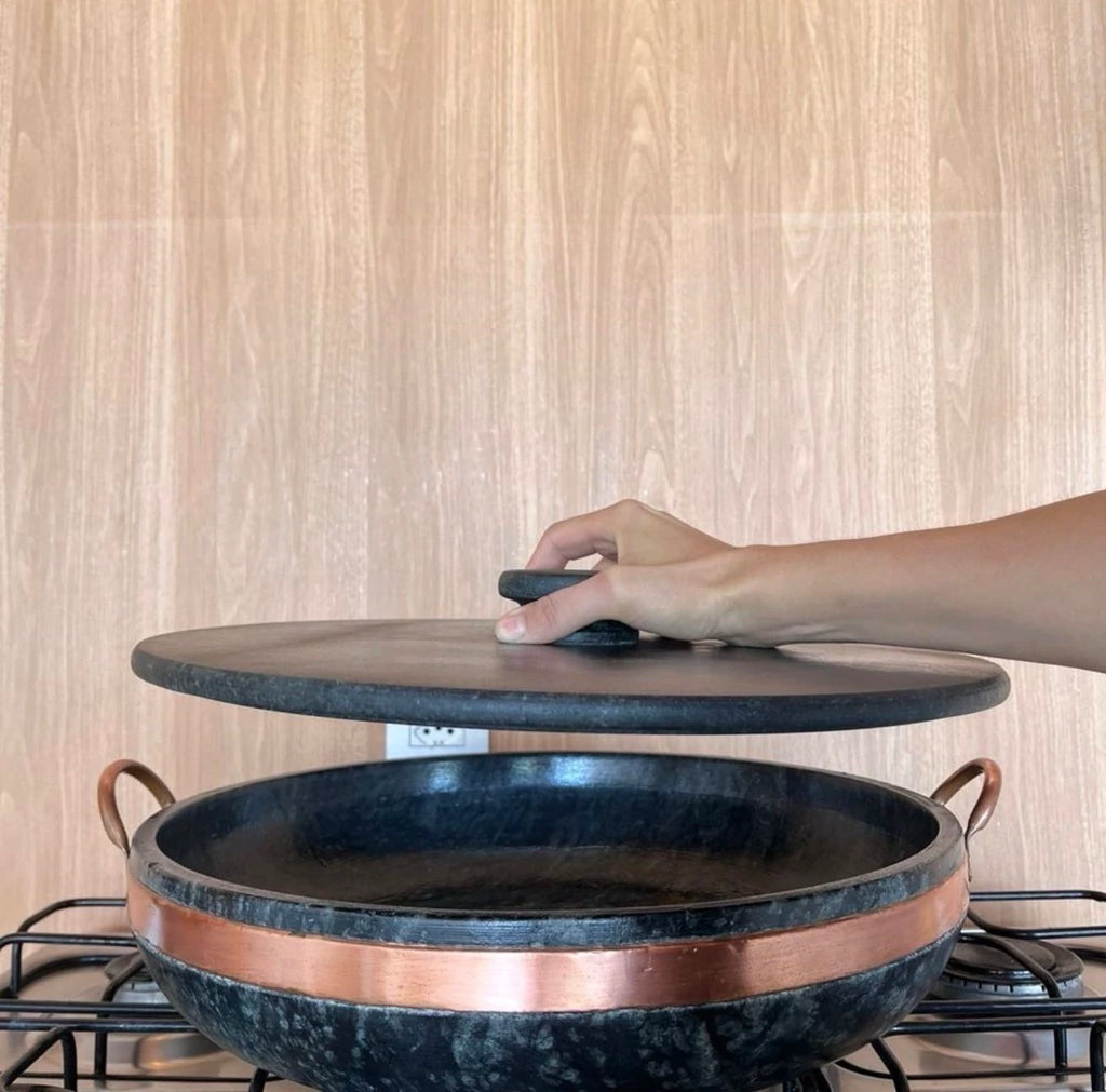 Panela de paella de pedra-sabão com tampa de pedra e alças de cobre