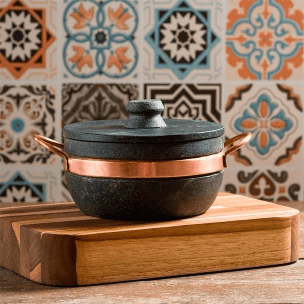 Caçarola de pedra-sabão com tampa de pedra e alças de cobre, pronta para o primeiro uso